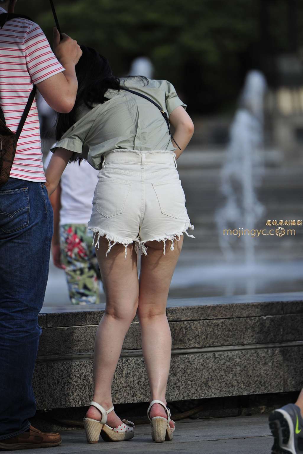 日本高清一区二区三区偷拍白裤凹凸清晰图片-街拍美女-条码图