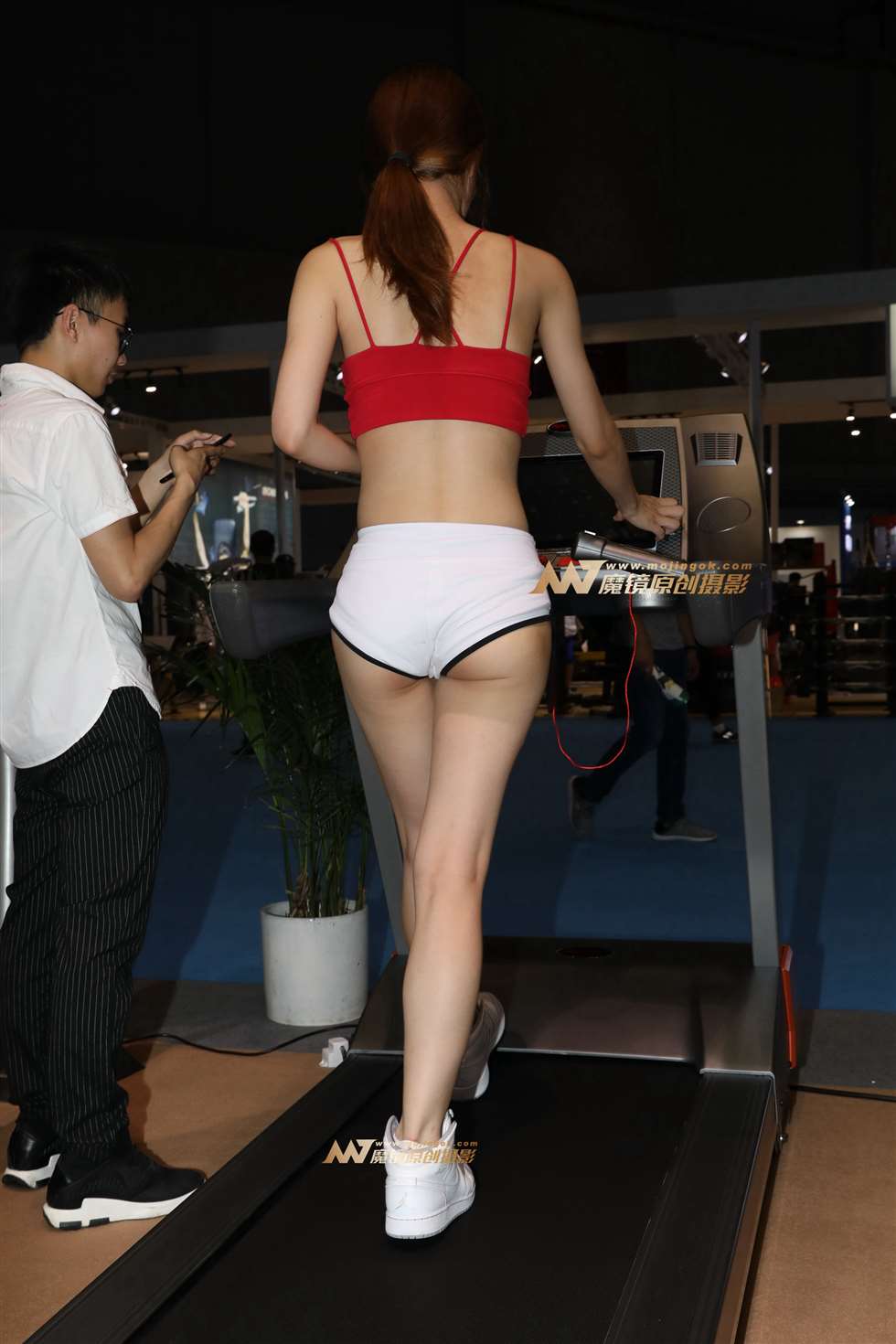 图片[5]-爱运动的热裤大长腿美女-街拍流行馆