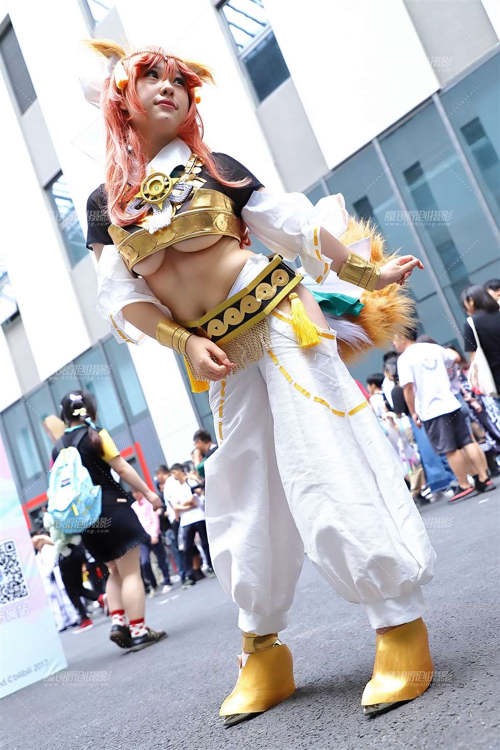 图片[3]-金色抹胸coser-街拍流行馆