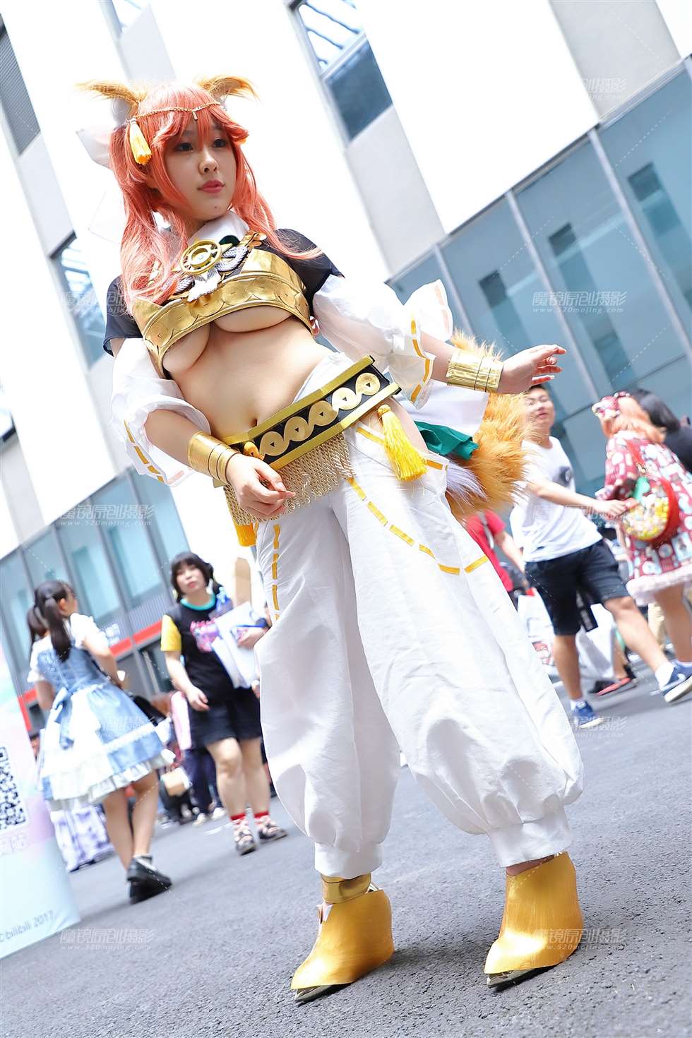 图片[4]-金色抹胸coser-街拍流行馆