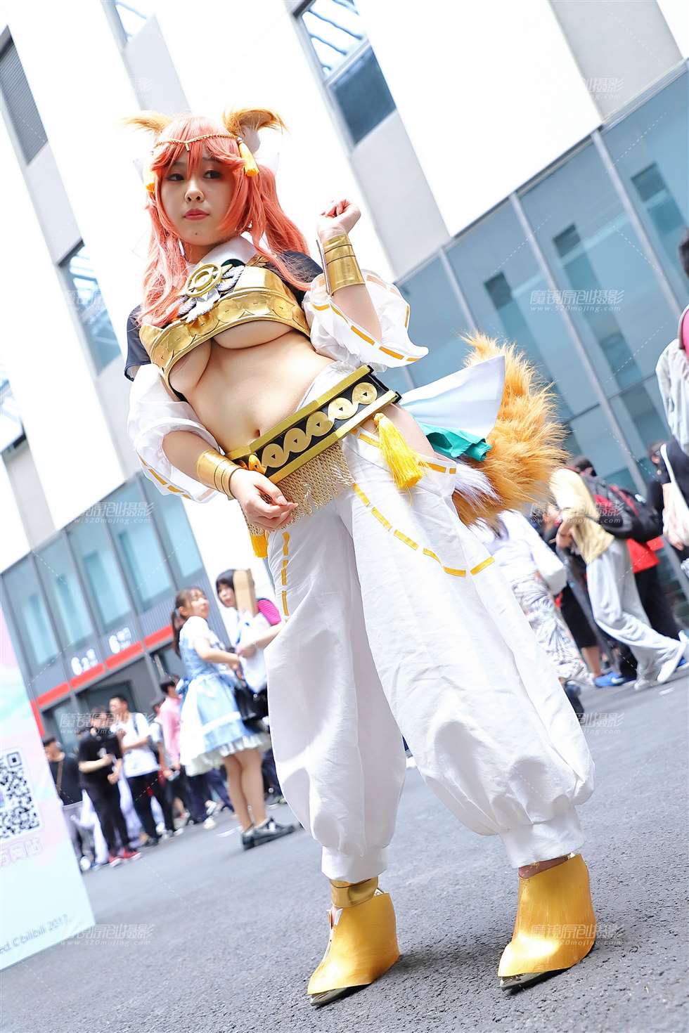 图片[2]-金色抹胸coser-街拍流行馆