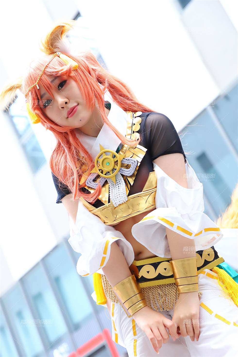 图片[5]-金色抹胸coser-街拍流行馆