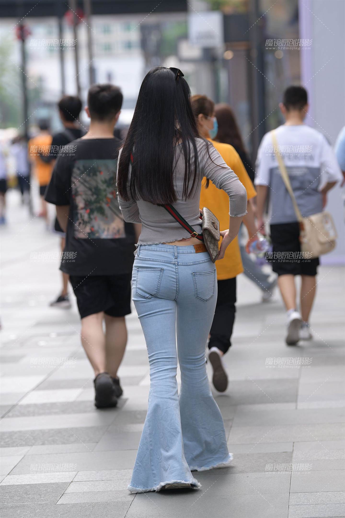 图片[2]-复古潮的喇叭紧牛美女-街拍流行馆