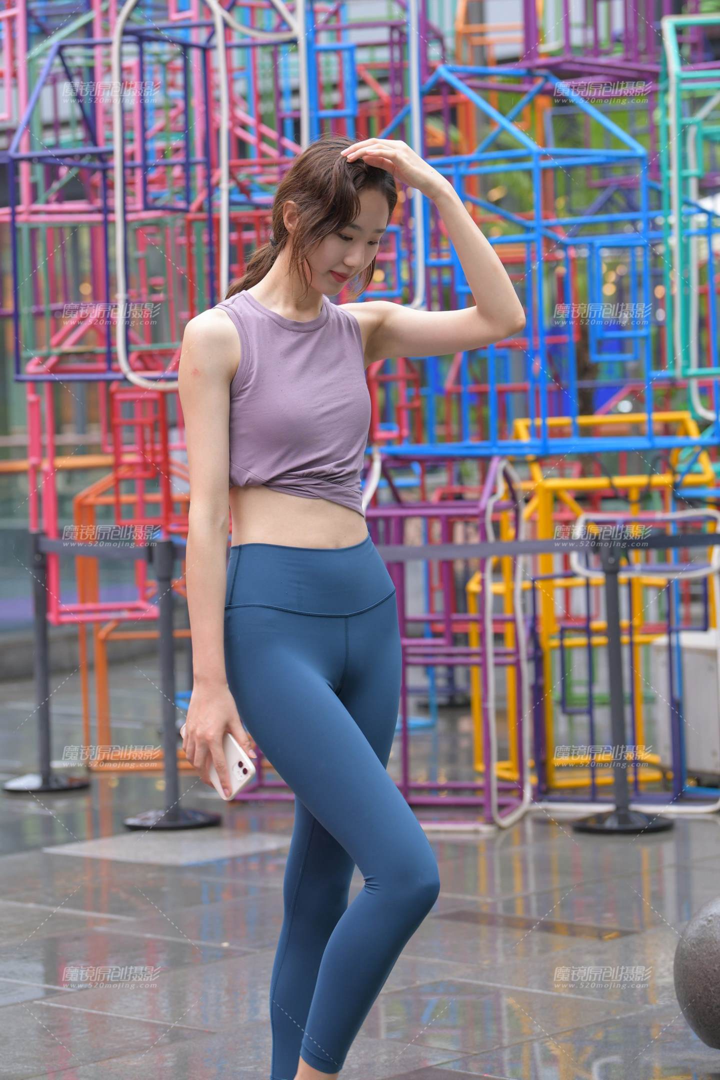 蓝色瑜伽裤运动系高挑美女-街拍流行馆