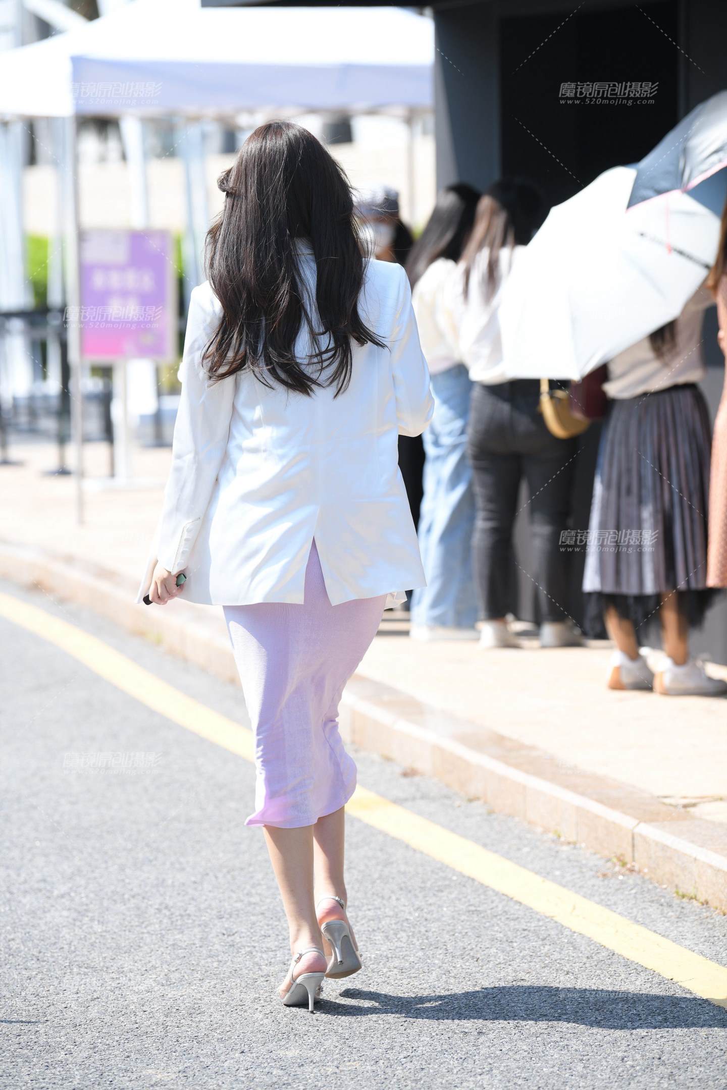 图片[4]-淡紫色吊带裙美女-街拍流行馆