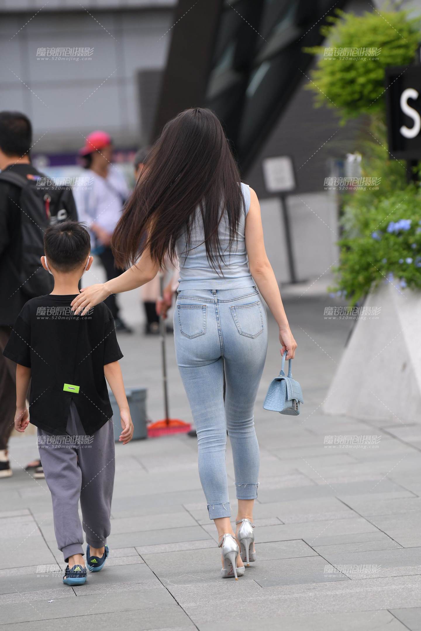 图片[2]-爱穿紧牛高跟的女人-街拍流行馆