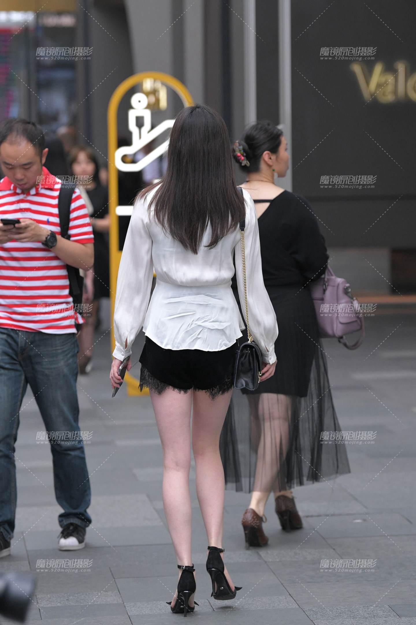 图片[2]-雪白美腿高跟的女子-街拍流行馆