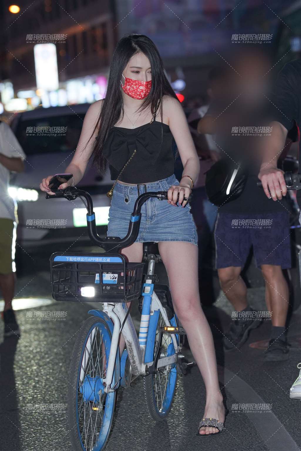 高跟短裙骑车美女 贵在真实-街拍流行馆