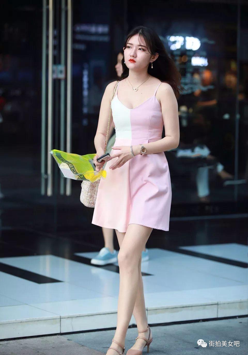 街拍：清新又显温柔的粉色连衣裙，穿起来更加招人喜欢-街拍流行馆