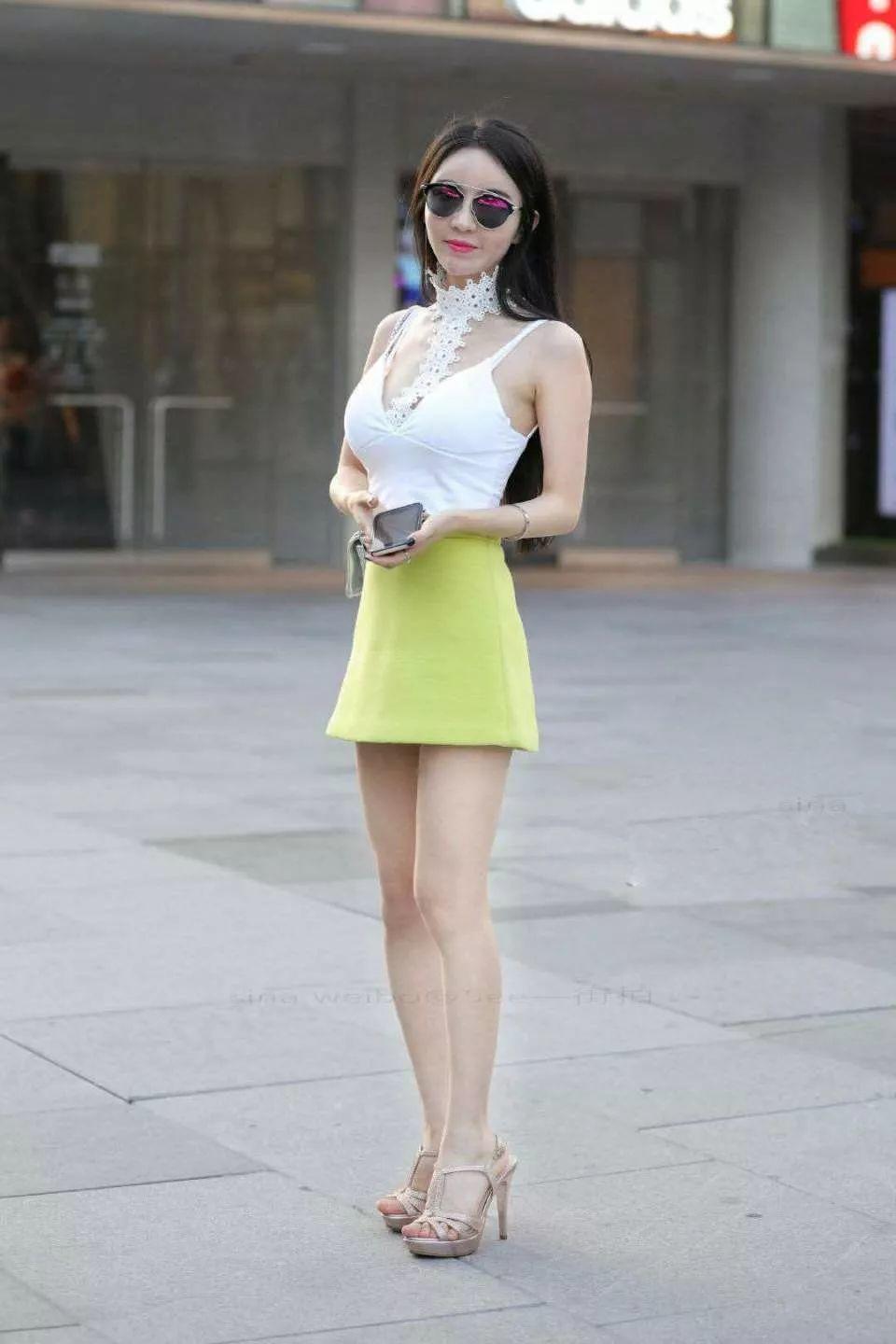 街拍：气质女生黄色短裙搭配，微微一笑很倾城-街拍流行馆
