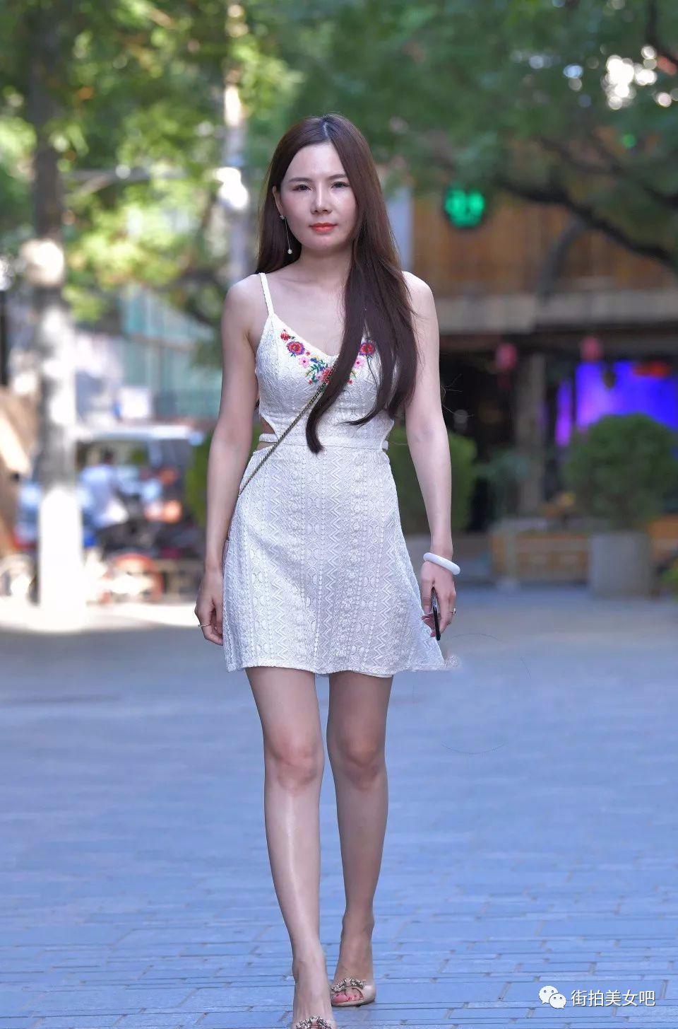 街拍：白色吊带裙，美的无可挑剔-街拍流行馆