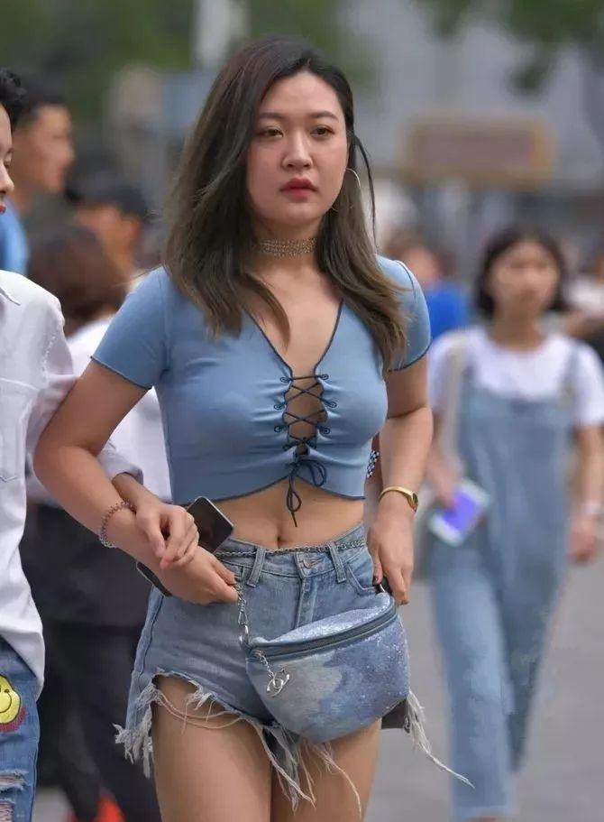 街拍美女：霸气侧漏豪放女，若隐若现的诱惑-街拍流行馆