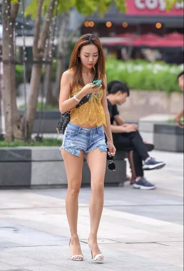 北京街拍：身材纤细高挑的性感美妇，细长腿高跟鞋喜欢吗？-街拍流行馆