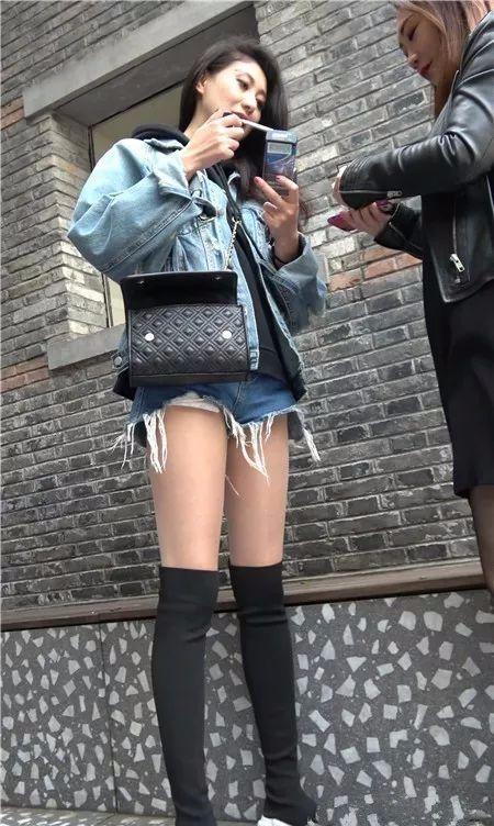 街拍：超短热裤吞云吐雾美女-街拍流行馆