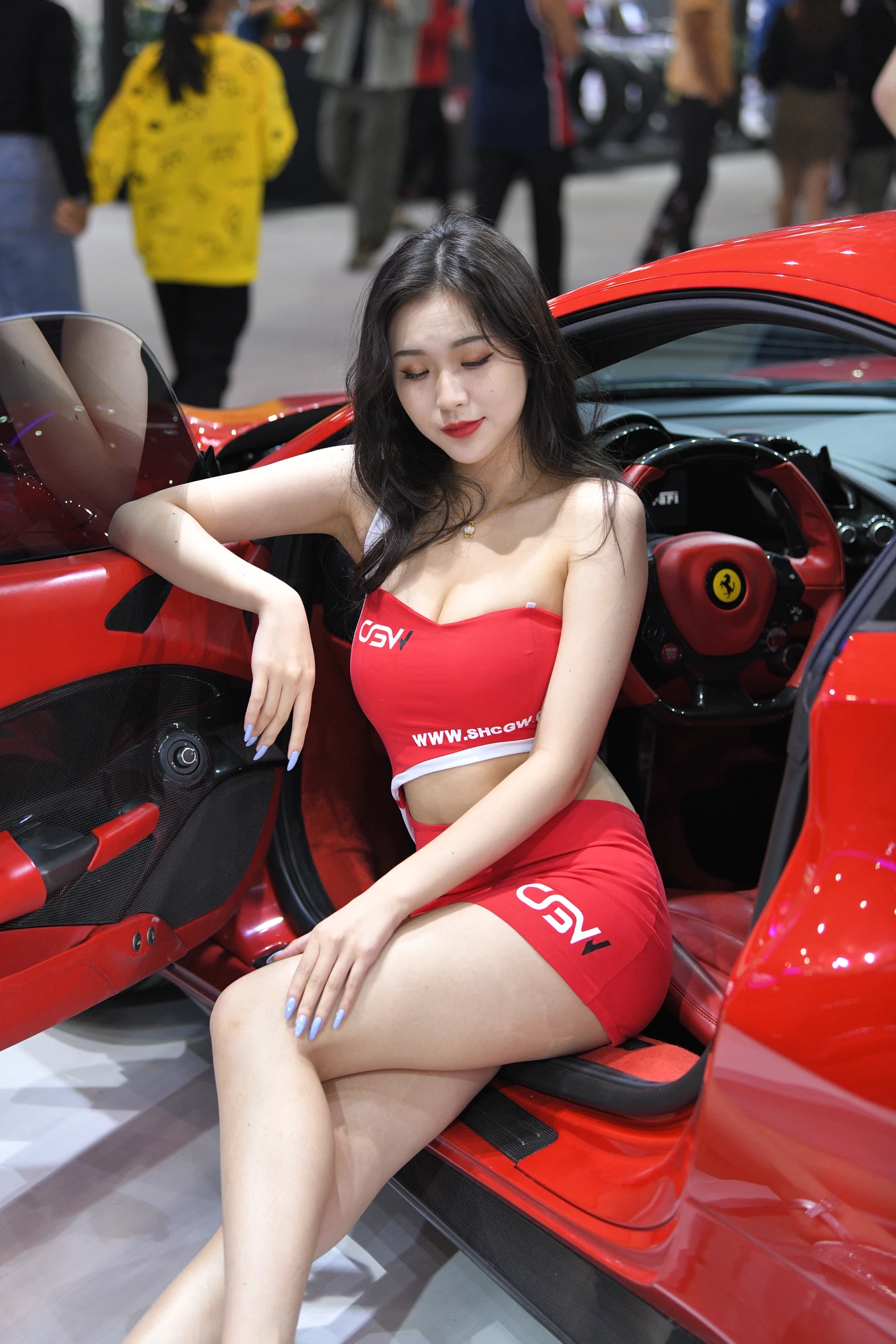 图片[2]-红裙车模美女-街拍流行馆