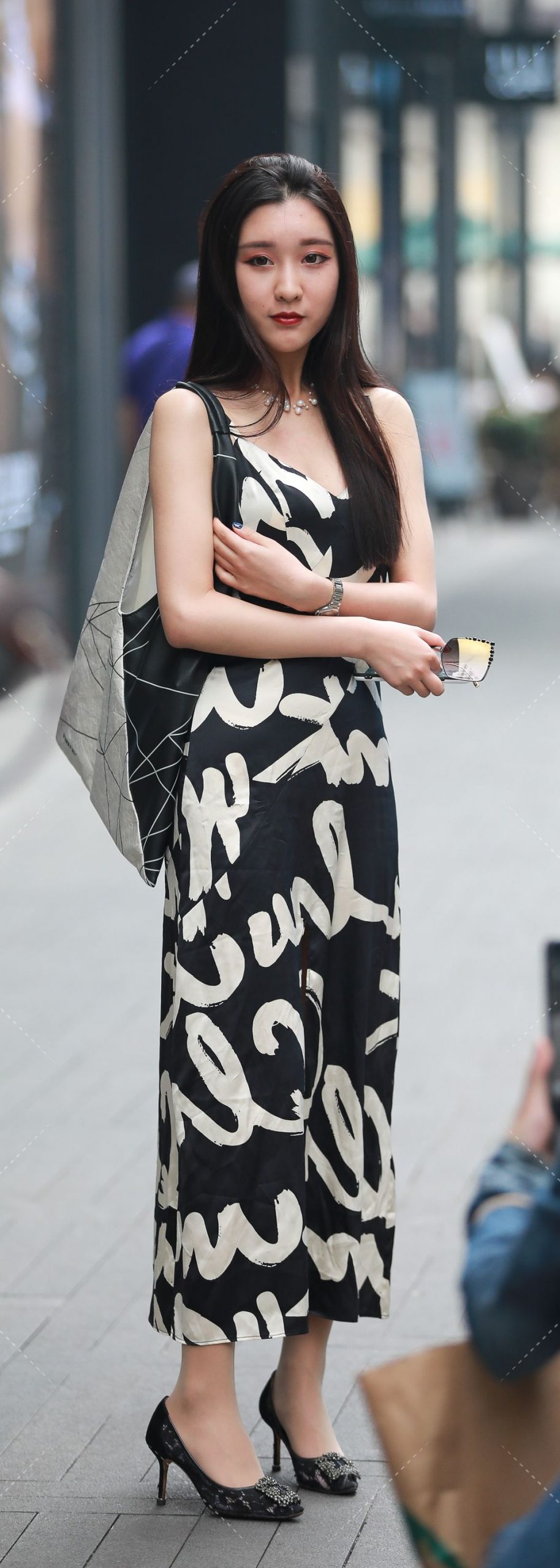 图片[2]-一袭时尚又多姿的连体裙，风中摇曳着曼妙-街拍流行馆