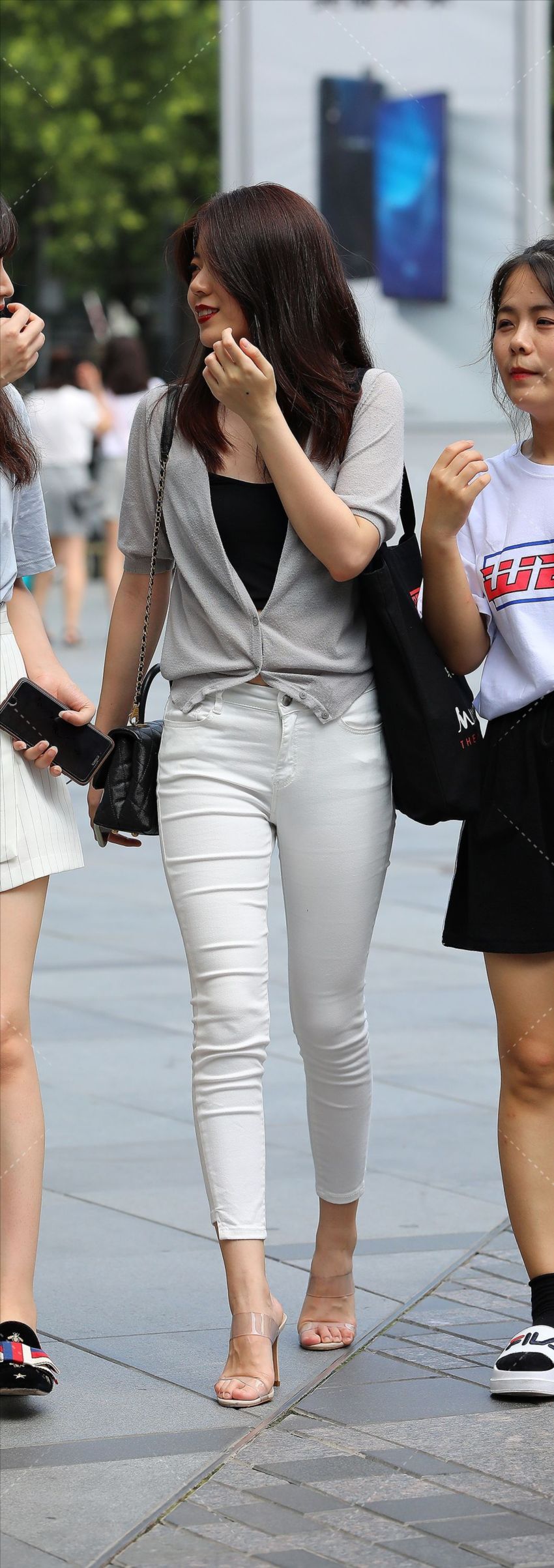 图片[2]-白裤的她最迷人-街拍流行馆