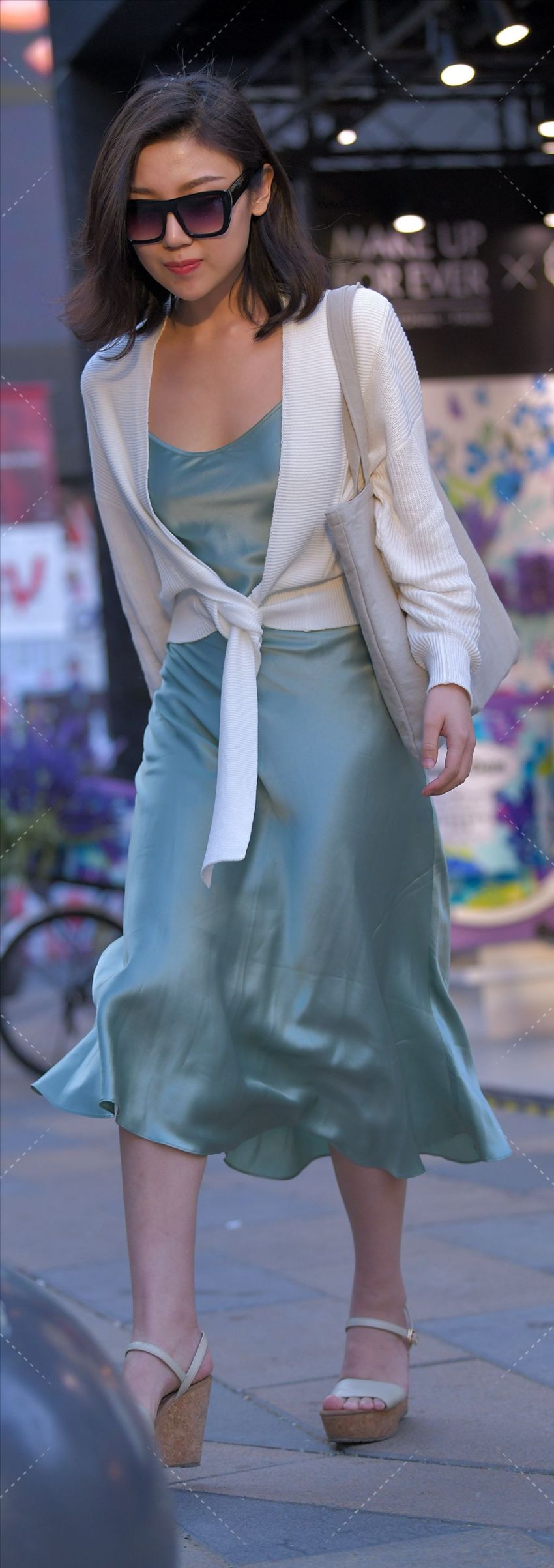 图片[3]-亮绿色长裙显得相当高雅-街拍流行馆