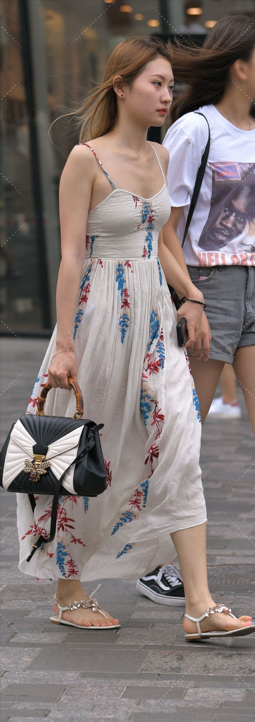图片[2]-清风泛起白裙和秀发随风飘荡-街拍流行馆