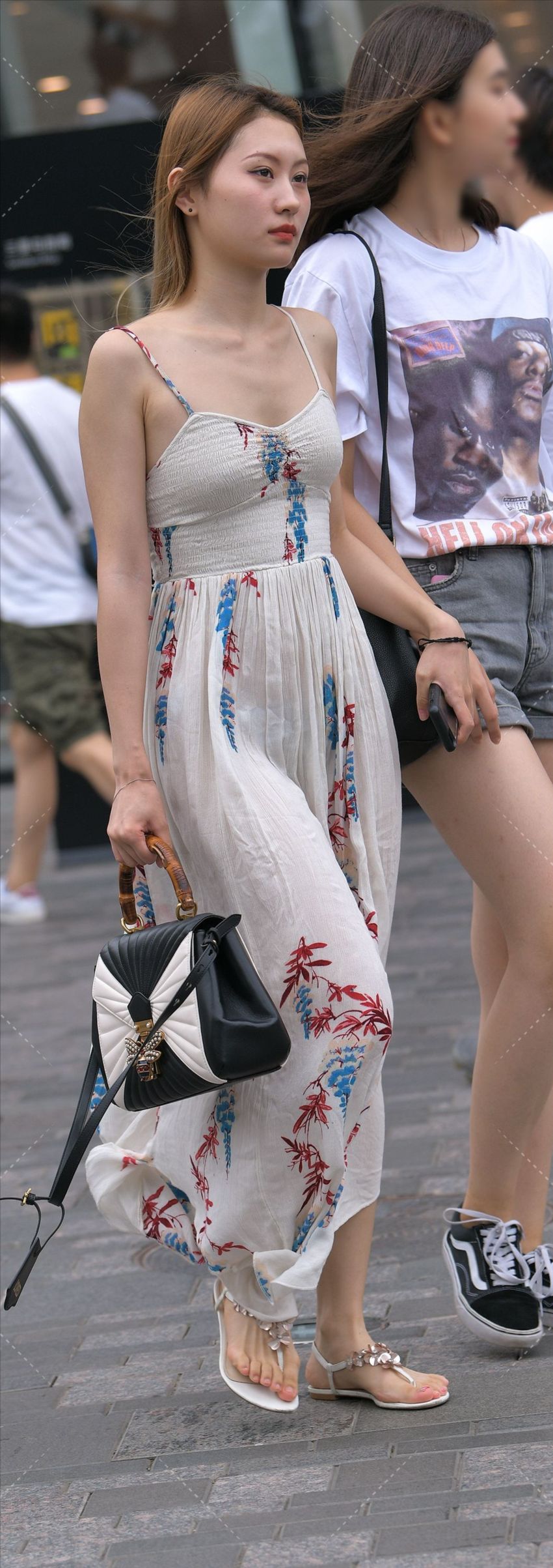 图片[3]-清风泛起白裙和秀发随风飘荡-街拍流行馆